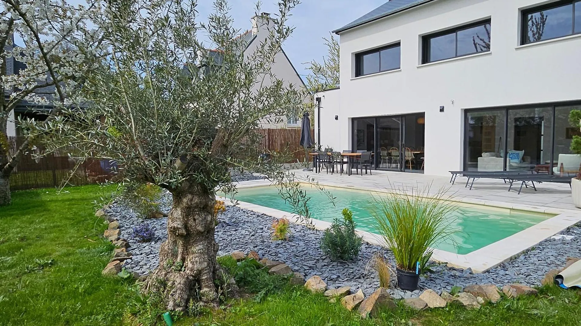 La Villa Magnolia Beachfront With Pool Binic