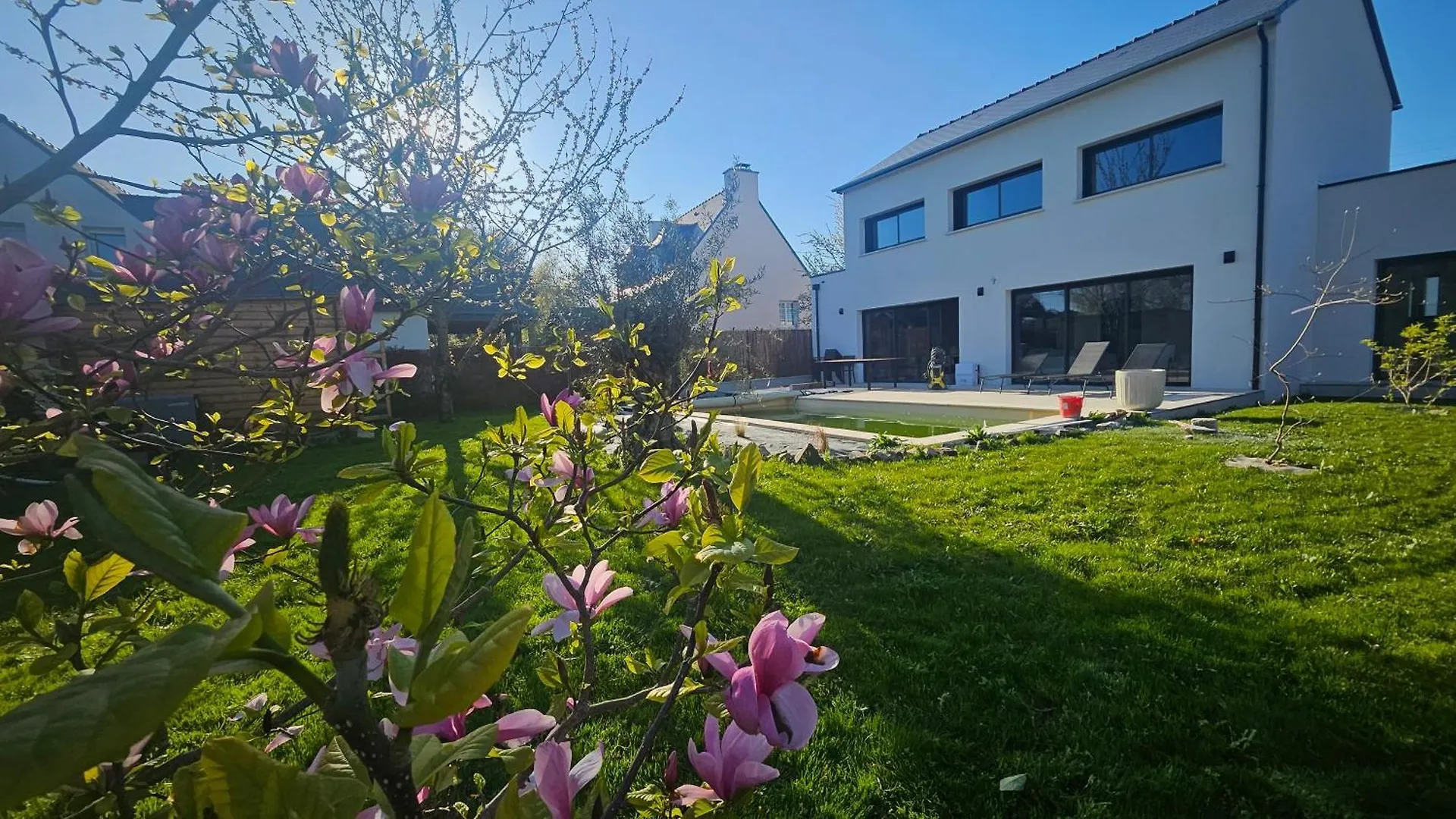 La Villa Magnolia Beachfront With Pool Binic